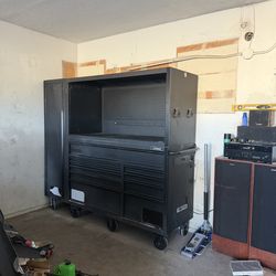 Husky Tool Box With Hutch