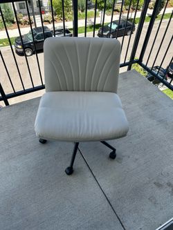 Marsail armless desk chair with wheel