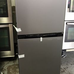 New 4.5 Cu Ft Top Freezer Refrigerator Room/small Studio Size 