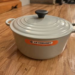 Le Creuset round Dutch oven 5.5qt