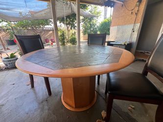 Round table w/ 4 chairs