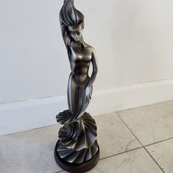 Beautiful Women Statue 