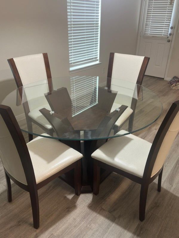 Beautiful dining table set.