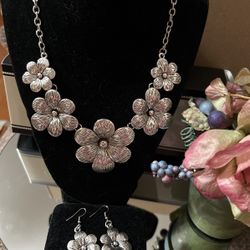 Pretty!!! Silver Flower Statement Necklace Set  With Matching Earrings 