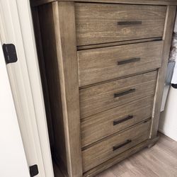 SELLING BED AND CHEST FOR 500$