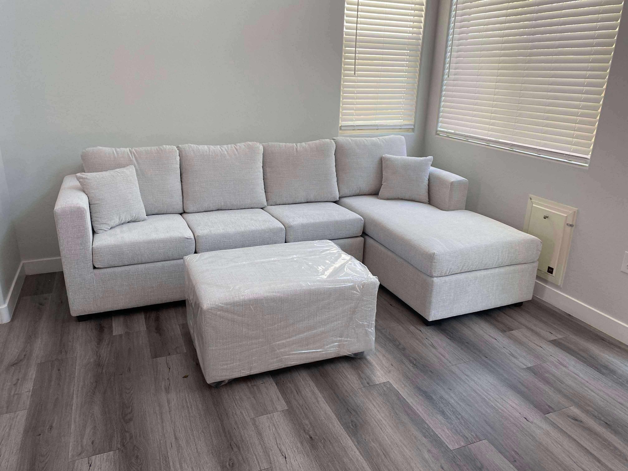 💥 Brand New White Greyish Sectional With Free Ottoman