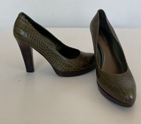 Gently used. Green Snakeskin Nine West Heels. Women's Size 7.5, 4 inch heel