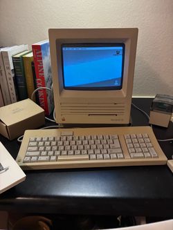 Apple Macintosh SE Desktop Computer with Keyboard