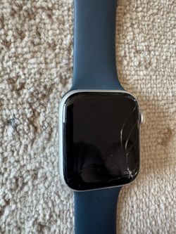 Apple Watch SE 44mm, screen cracked