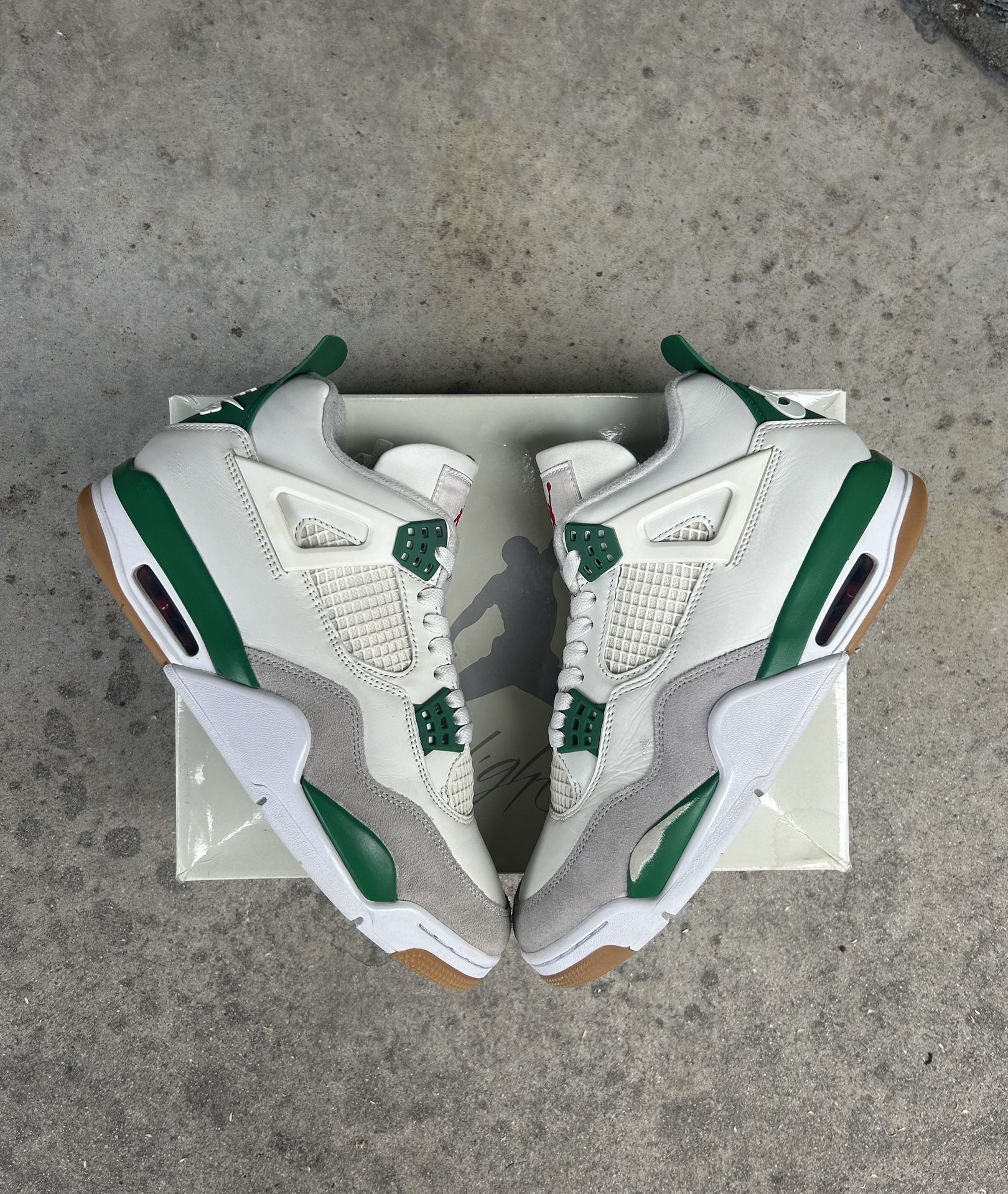 Air Jordan 4 Retro “Pine Green”