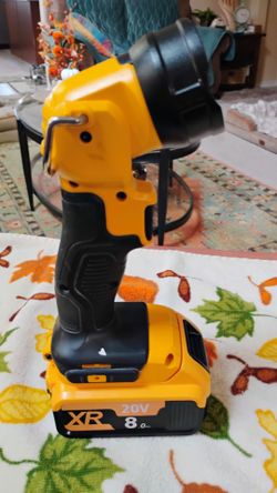 Open Box DeWalt 20V MAX LED Work Light DCL050 + 8.0Ah XR Battery