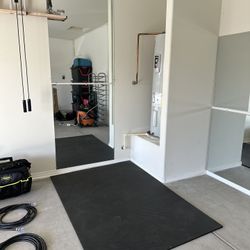 Gym Mirrors And Floor Mat 