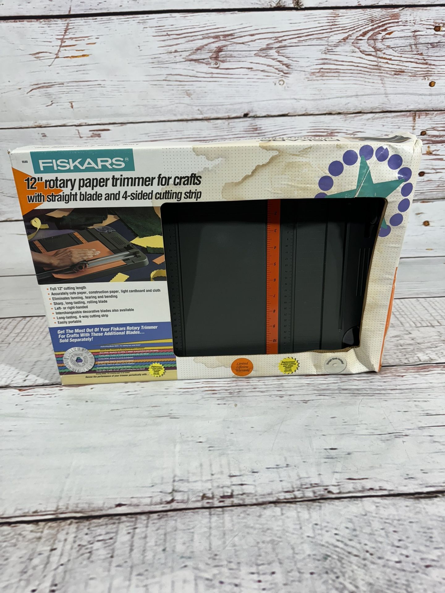 New fiskars 12” rotary paper trimmer. Box is damaged but tremor is an excellent condition.