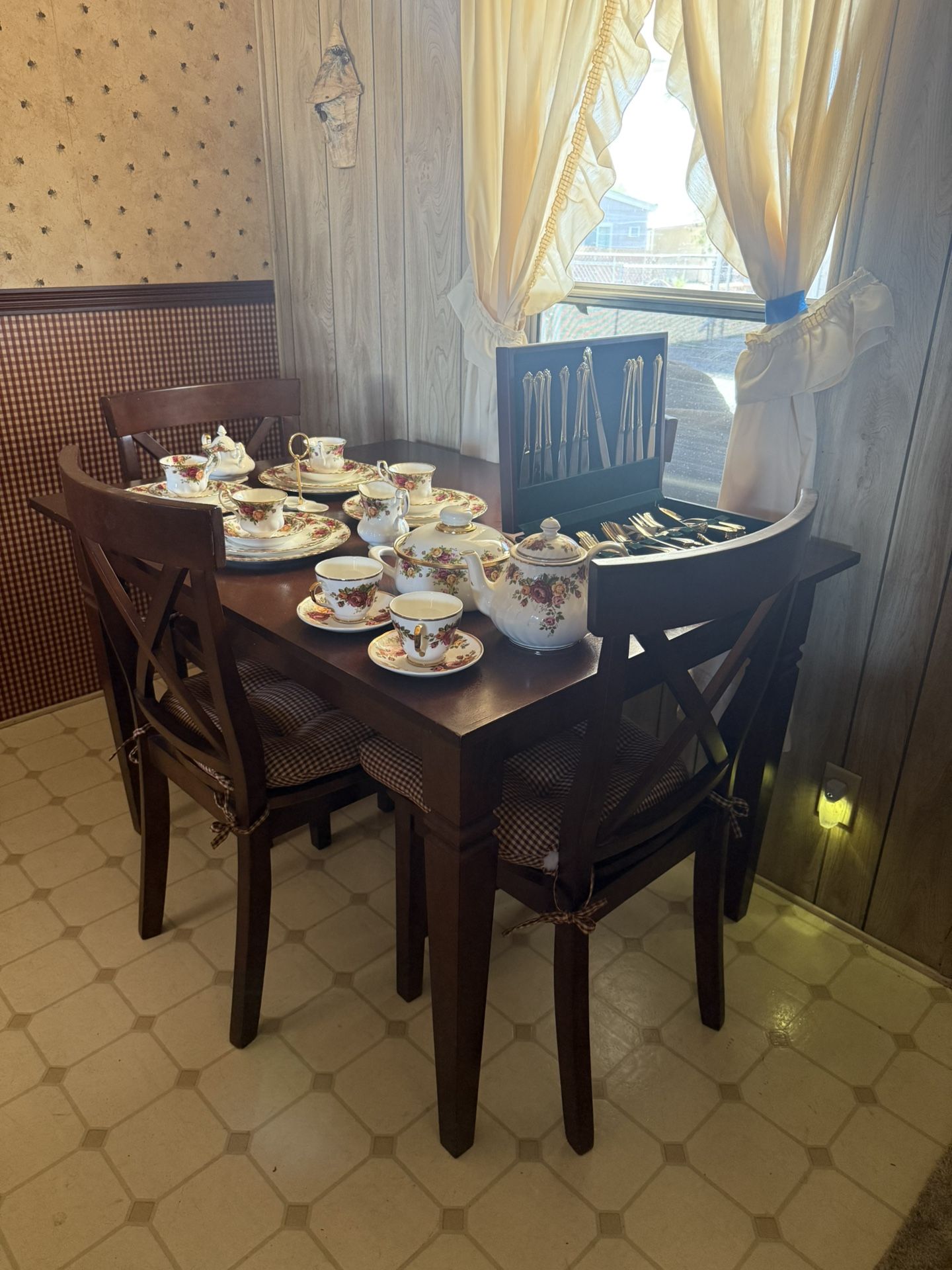 Dining Table W/ 4 Chairs