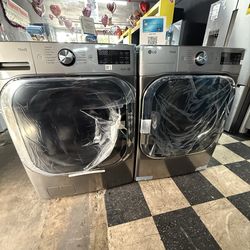 LG Jumbo Washer and Dryer Set in Stainless Steel 🌼