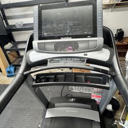 NordicTrack Commercial 2950 Treadmill – 22” Touchscreen, Incline/Decline