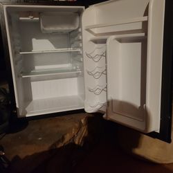 Magic Chef 3.5cu Mini Fridge
