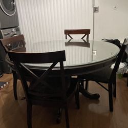 Comedor Uno De Las Sillas Le Falta Un Palo De Atras Per Aparte Todo Buenas Condiciones 