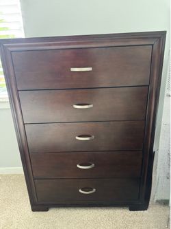 Beautiful Solid Wood 5-Drawer Tall Dresser / Bureau