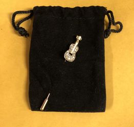 Golden violin stick pin