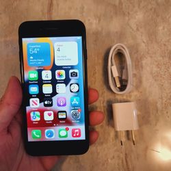 iPhone 7 - UNLOCKED - Like New 