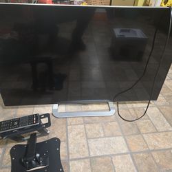 32 Inch Smart TV  With TV Wall Mount 