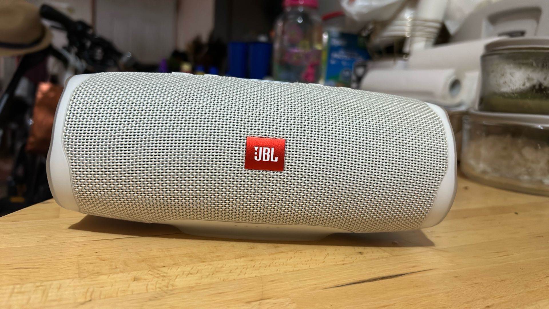 JBL CHARGE 4 Like new : White Color Beautiful 