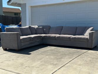 Free Delivery/ Sectional Sofa Thomasville