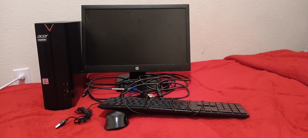 Pc For Sale With Evrything Computer, Mouse, Keyboard, And All The Items