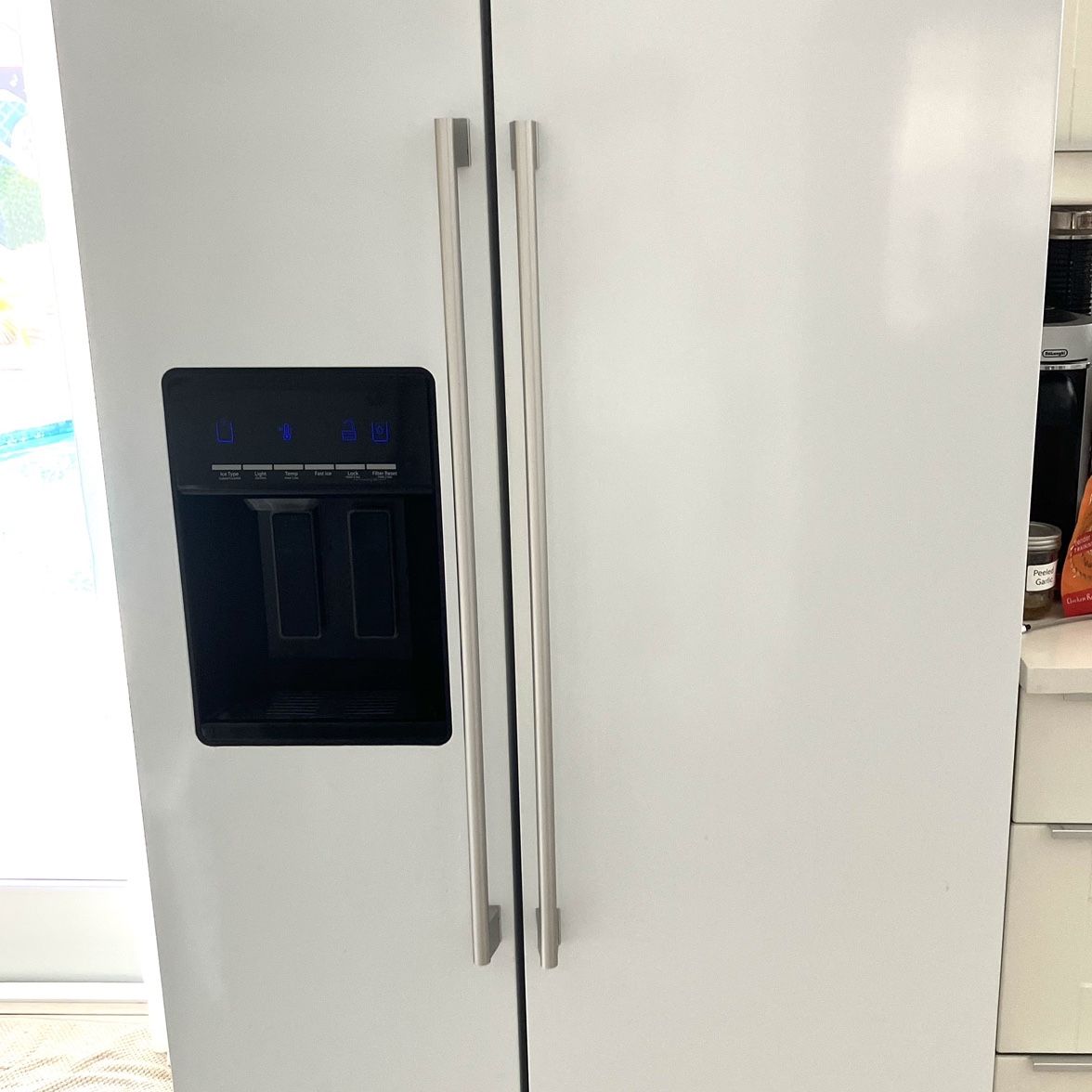 White Side by Side refrigerator/freezer With Ice maker