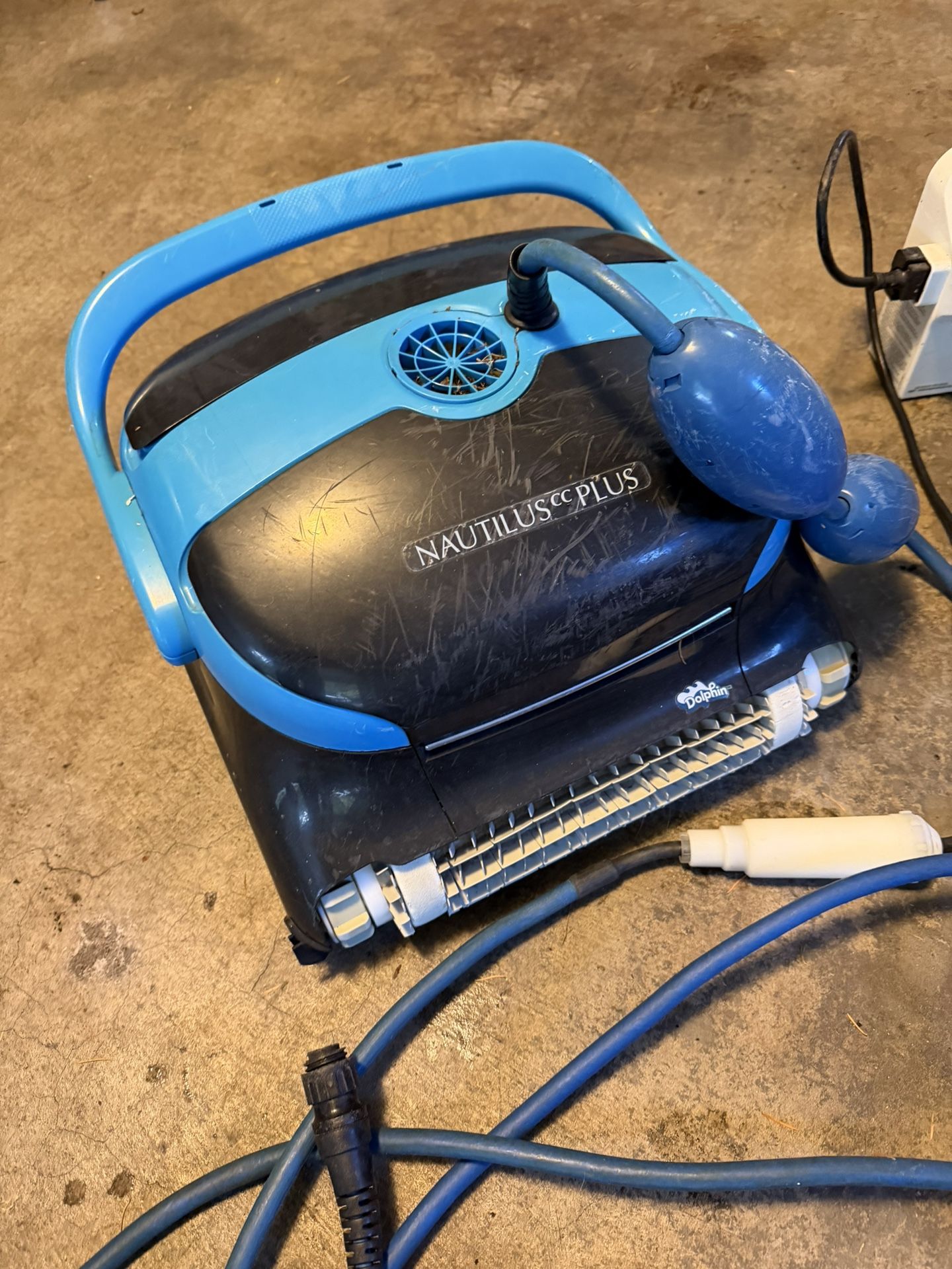 Dolphin Nautilus Plus Pool vacuum
