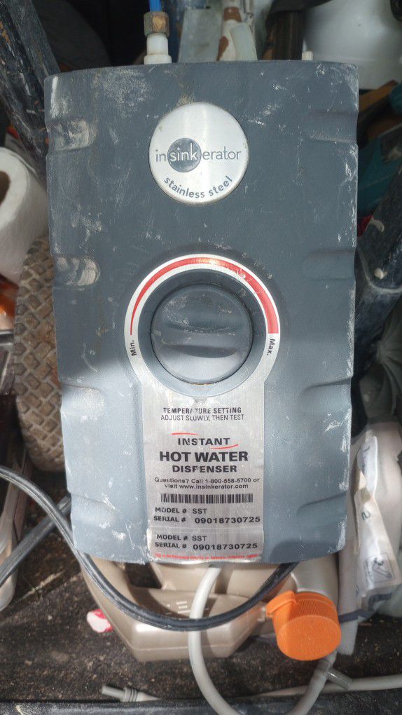 RARE Discontinued Sunbeam 6170 Hot Shot Hot Water Dispenser for Sale in San  Antonio, TX - OfferUp