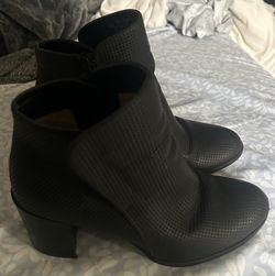 Women’s Black ankle boots 7