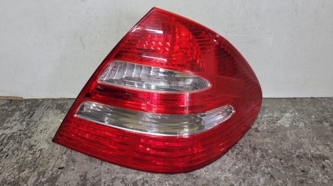 2003 2004 2005 2006 MERCEDES BENZ E CLASS SEDAN PASSENGER SIDE TAIL LIGHT OEM