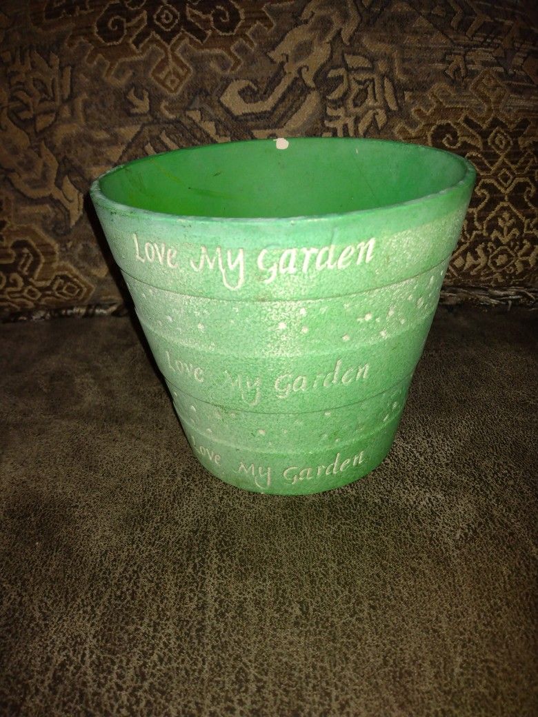 Ceramic Garden Planter Pot. Four And A Half Inch Tall. 5-in Across.