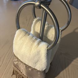 Towel Holder With Towels