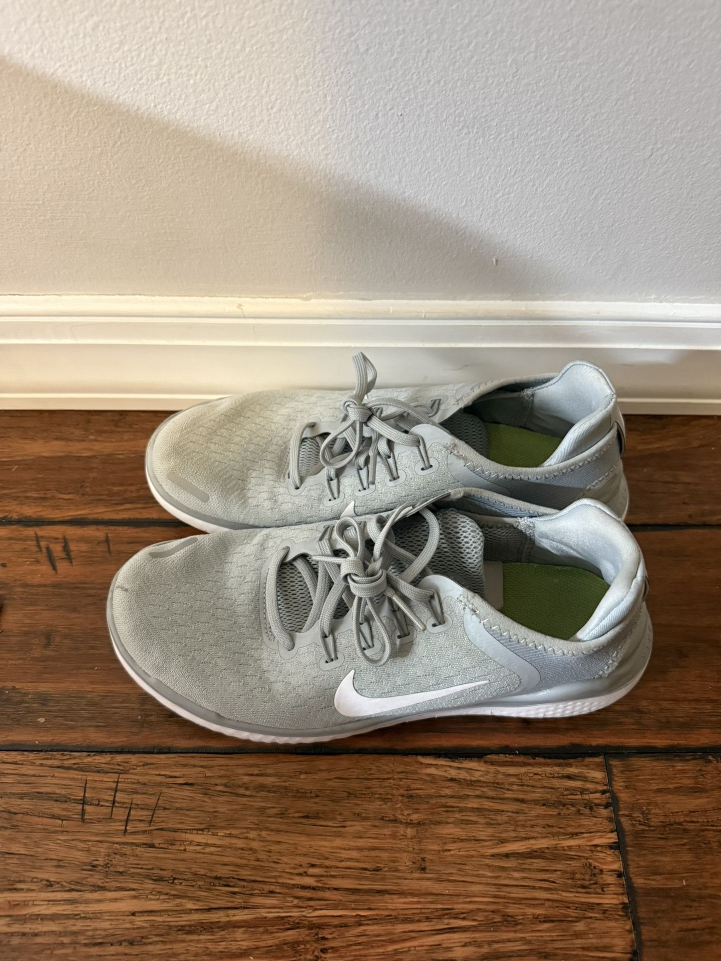 Woman Nike Free Runs