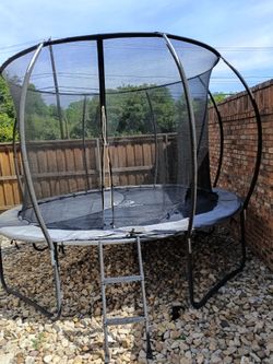 Jumpzylla trampoline. Trampolin
