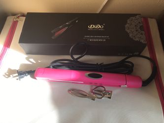 Ceramic hair flat iron with temperature control and digital display