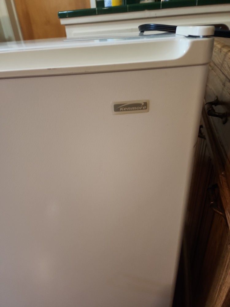 Kenmore Compact Refrigerator 