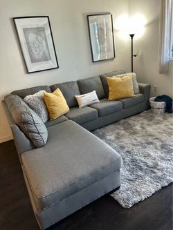 Amazing condition gray Ashley’s sectional couch !!