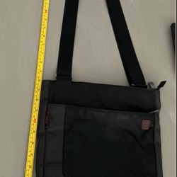 TUMI Essential gear. T-TECH Crossbody Messenger Bag Unisex