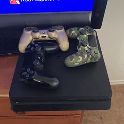 free PS4 With Controllers And Wires