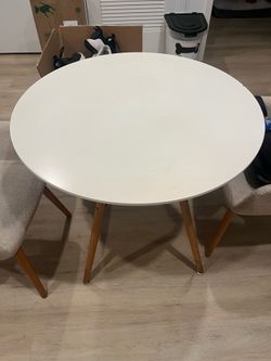 Round table and 2 teddy chairs