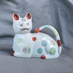 Chinese painted porcelain cat pot 