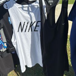Women’s Nike Tanks Medium