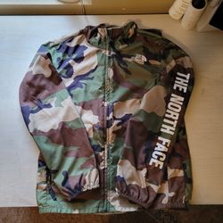 Youth medium camouflage NORTH FACE lightweight jacket