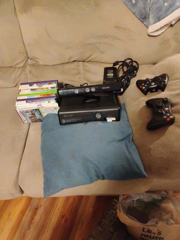Xbox 360 Bundle Works Excellent Looks Great All Cords And Kinect Sensor With Like 15games