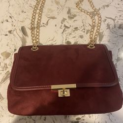 Burgundy swear shoulder handbag with gold chain and detailing