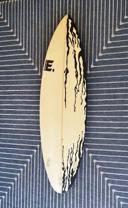 6’8 surfboard, rounded pin, + fins & bag